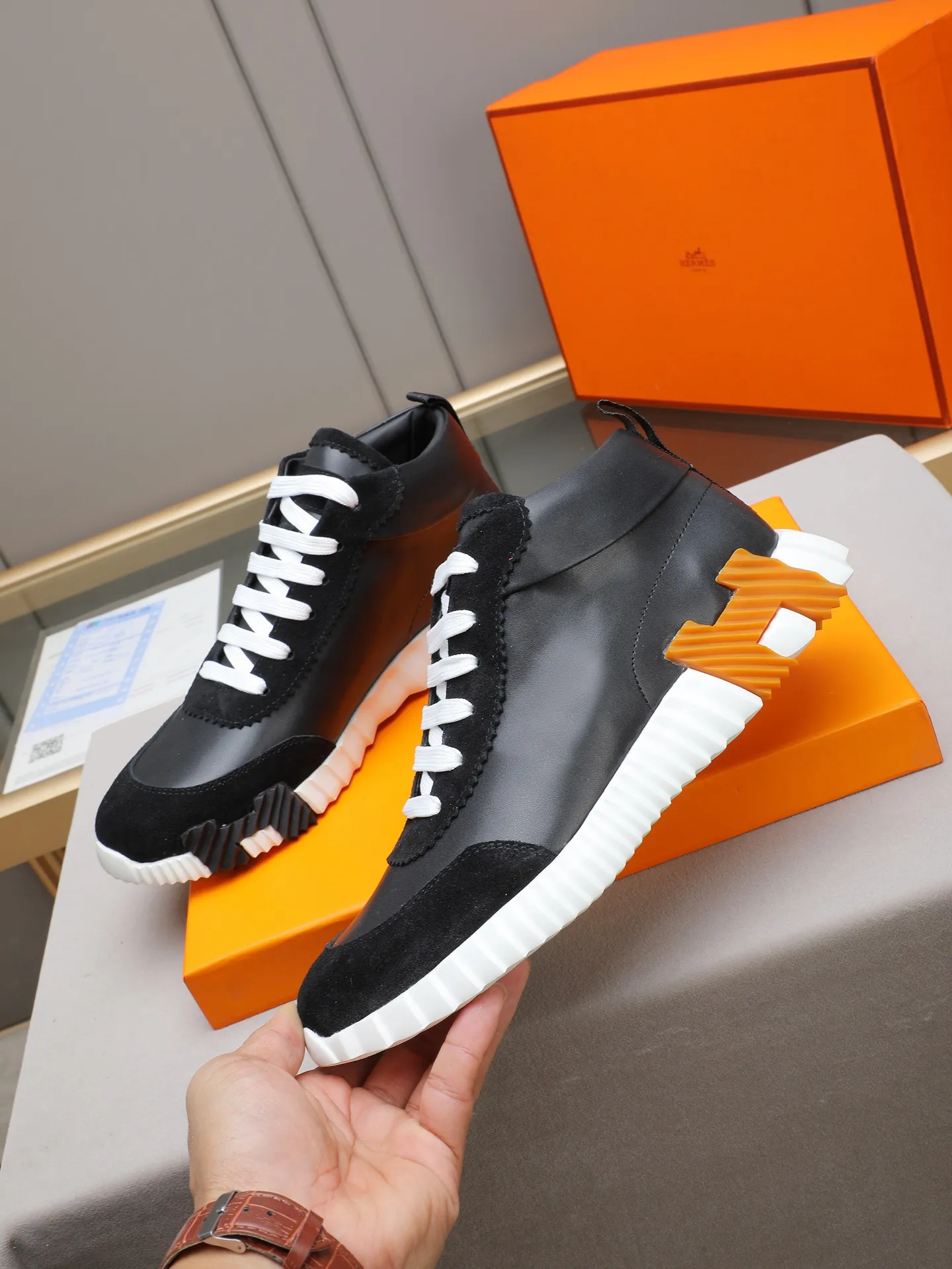 PPP460 (Hermes high-top men's shoes)🆕Men's sports shoes, decorated with textured calfskin details. Spliced ​​with original cowhide, this shoe draws inspiration from the equestrian world, integrating technical details and practical functions. Breathable sheep lining, original combination outsole, high-end quality, and every detail is perfectly combined! Size: 38-44 (45 can be customized)